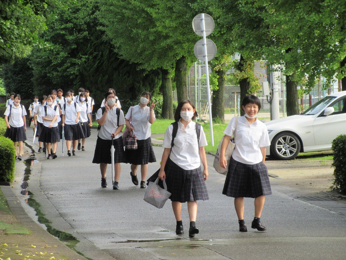 通学中の生徒の写真
