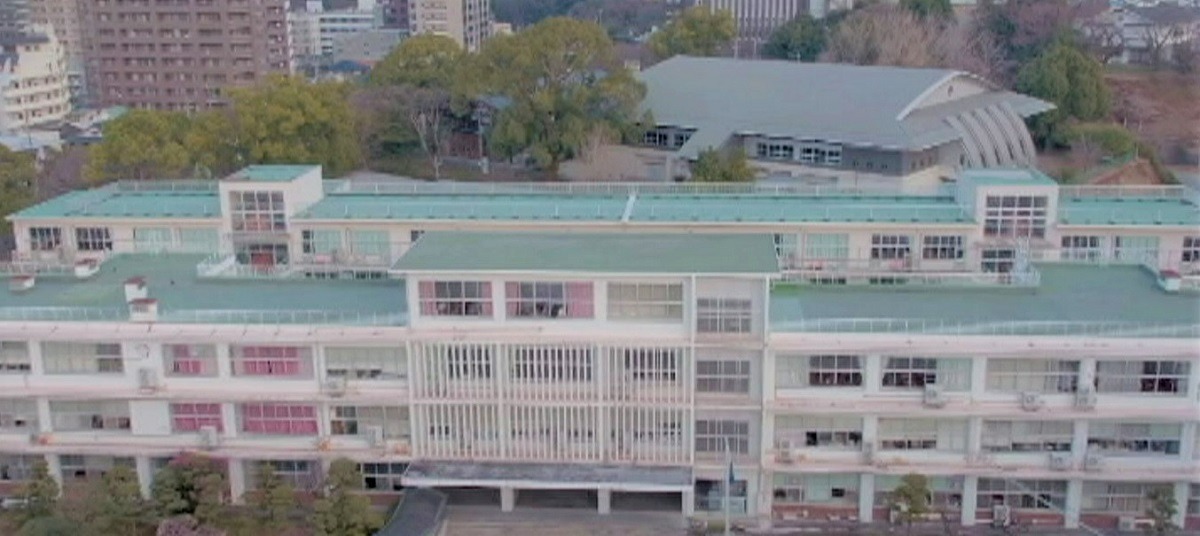 校舎を正面上空からドローンで撮影した写真