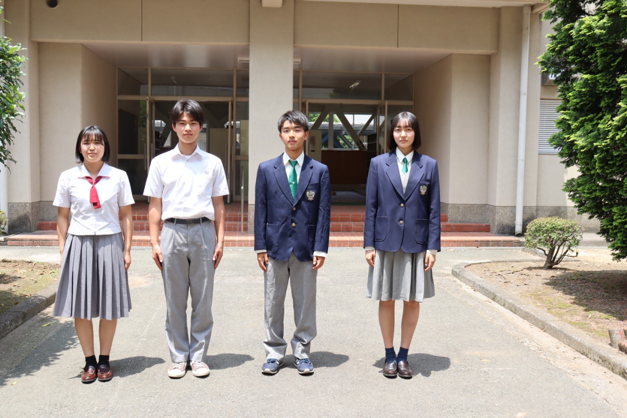 制服姿の生徒の写真